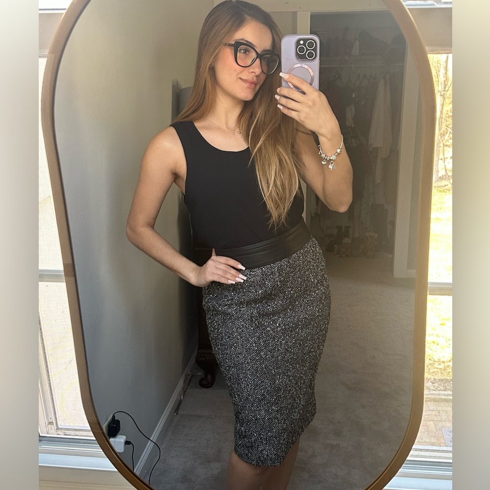 Ann Taylor grey skirt with leather size 4 brand new